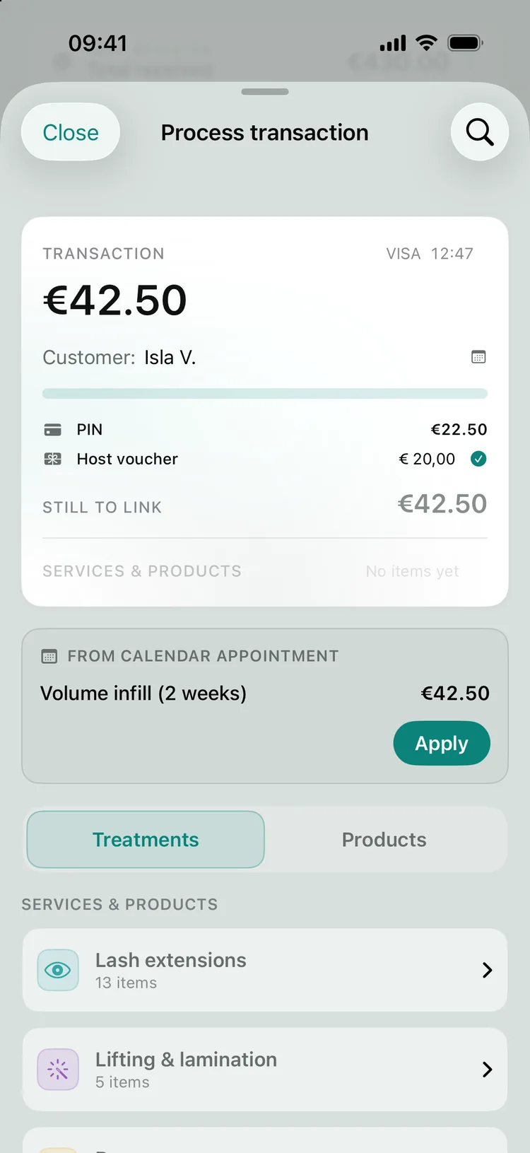 A combined payment: €42.50 split across card and a host voucher, with the suggestion from the calendar.