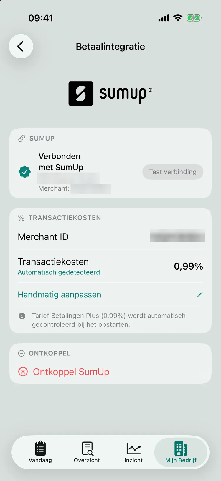 Het scherm Betaalintegratie na het koppelen: Verbonden met SumUp met de knop Test verbinding, de kaart Transactiekosten met Merchant ID en 0,99% automatisch gedetecteerd. Bedrijfsnaam en merchantcode zijn onleesbaar gemaakt.