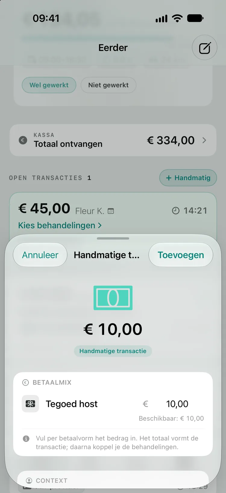 De sheet Handmatige transactie met een totaal van € 10,00: in de betaalmix is bij Tegoed host € 10,00 ingevuld, met eronder Beschikbaar: € 10,00.